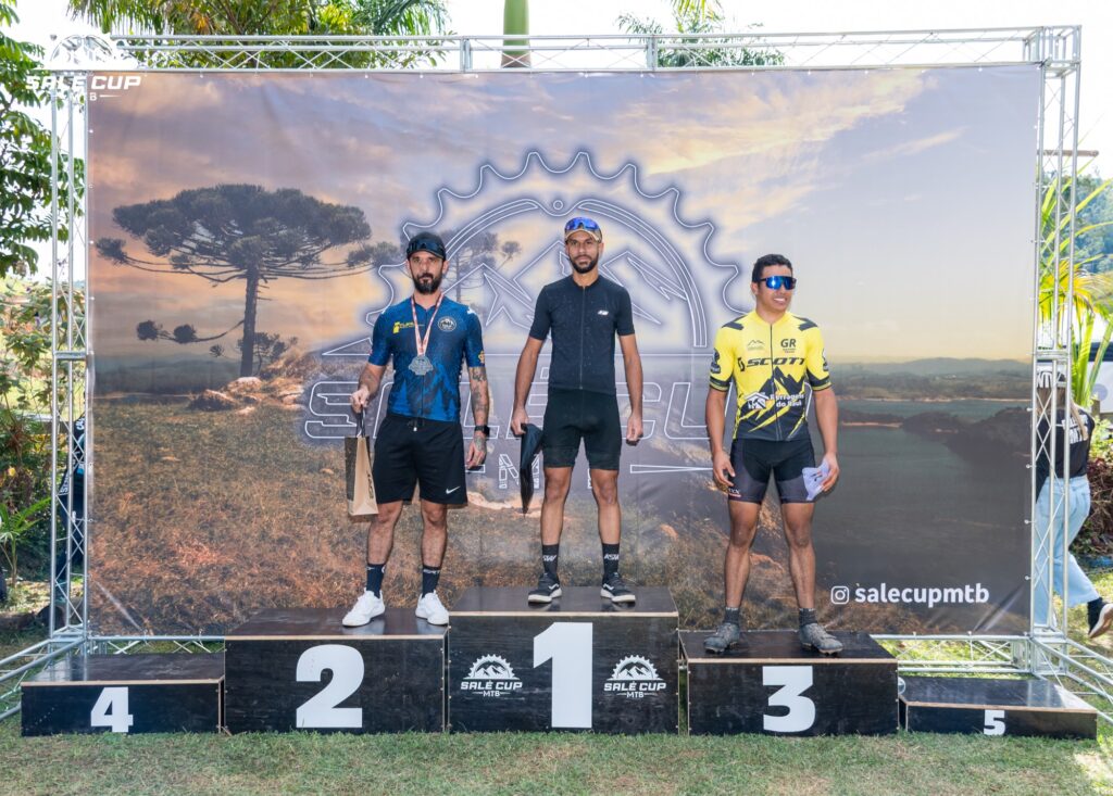 Atletas e participantes da Salé Cup MTB 2026 em Salesópolis.
