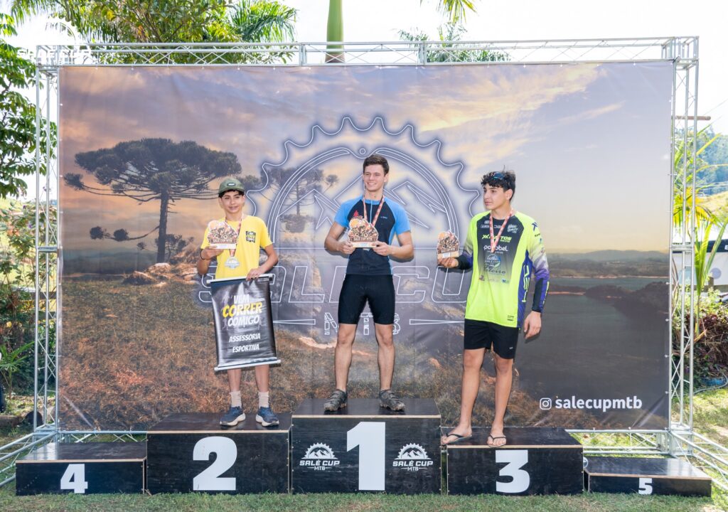 Atletas e participantes da Salé Cup MTB 2026 em Salesópolis.