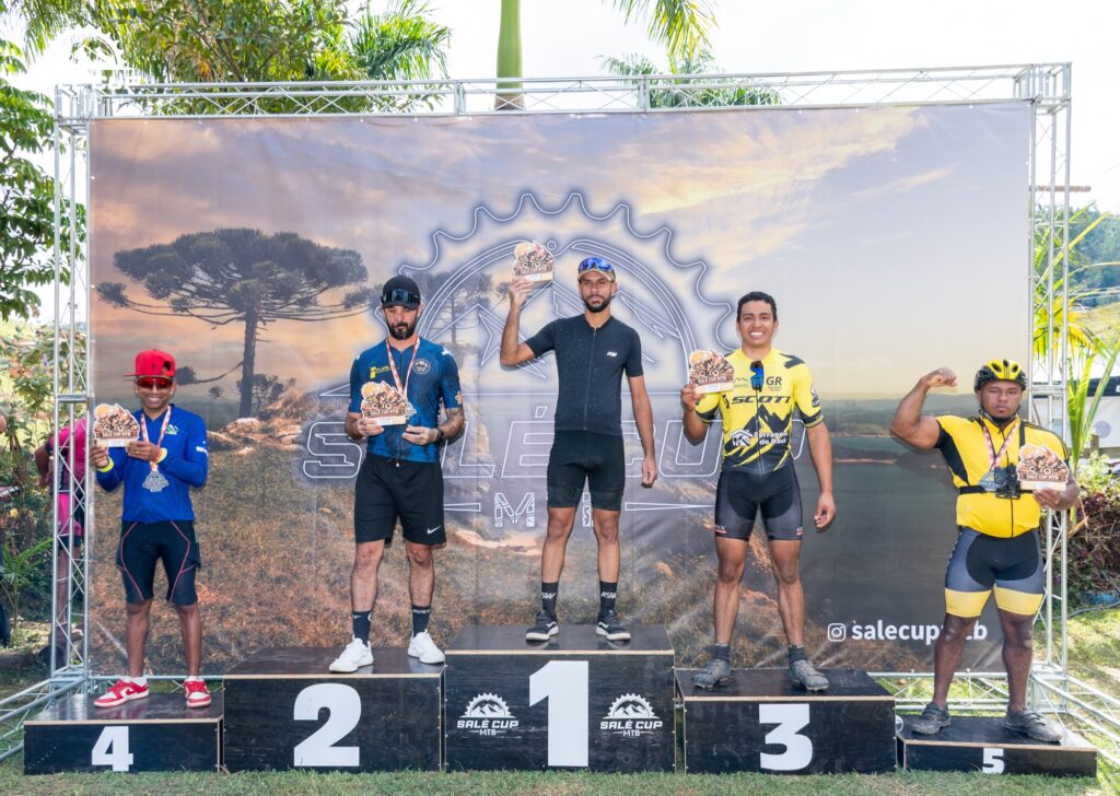 Atletas e participantes da Salé Cup MTB 2026 em Salesópolis.
