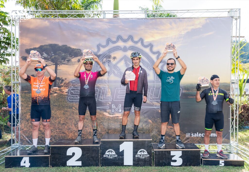 Atletas e participantes da Salé Cup MTB 2026 em Salesópolis.