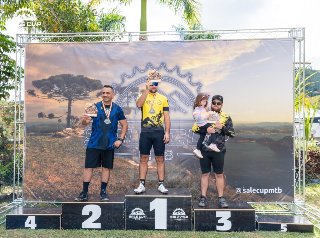 Atletas e participantes da Salé Cup MTB 2026 em Salesópolis.