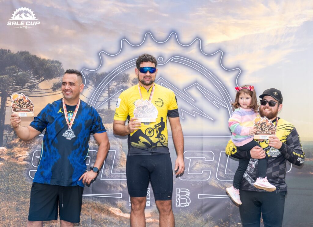 Atletas e participantes da Salé Cup MTB 2026 em Salesópolis.