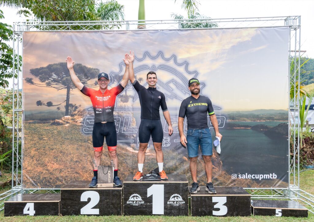 Atletas e participantes da Salé Cup MTB 2026 em Salesópolis.