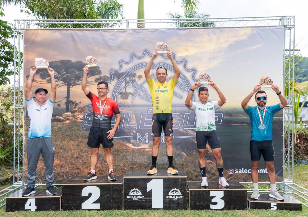 Atletas e participantes da Salé Cup MTB 2026 em Salesópolis.