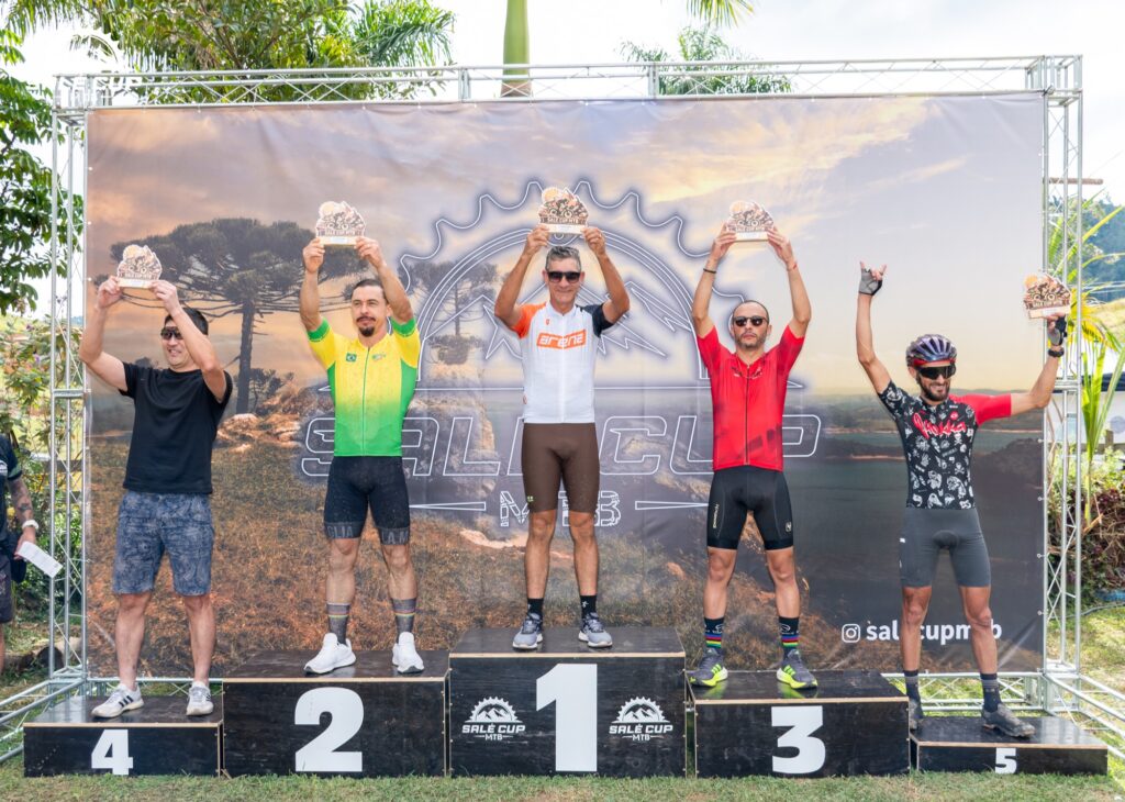 Atletas e participantes da Salé Cup MTB 2026 em Salesópolis.
