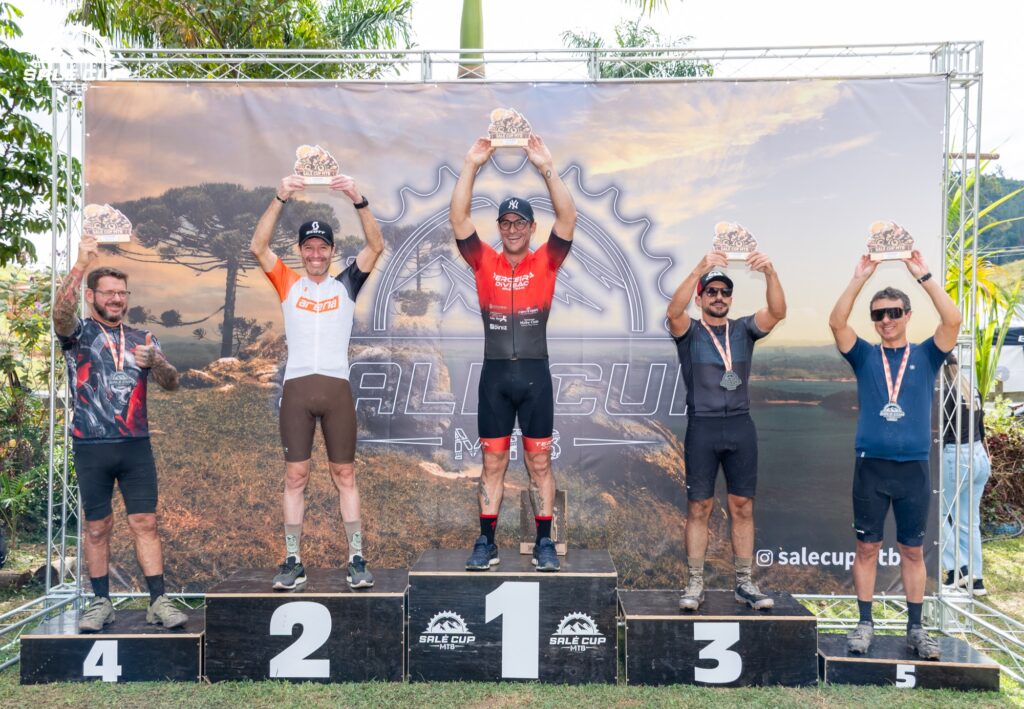 Atletas e participantes da Salé Cup MTB 2026 em Salesópolis.