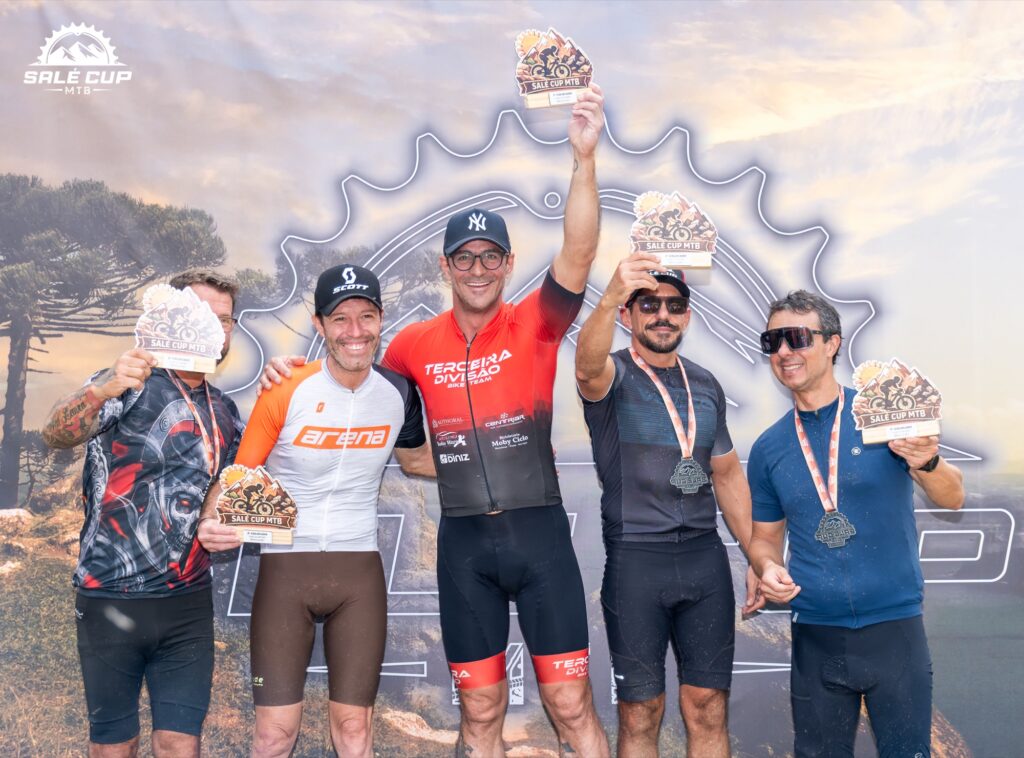 Atletas e participantes da Salé Cup MTB 2026 em Salesópolis.