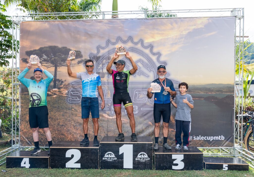 Atletas e participantes da Salé Cup MTB 2026 em Salesópolis.