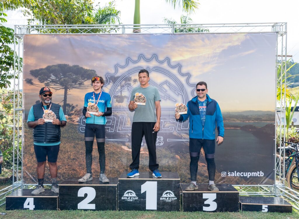 Atletas e participantes da Salé Cup MTB 2026 em Salesópolis.
