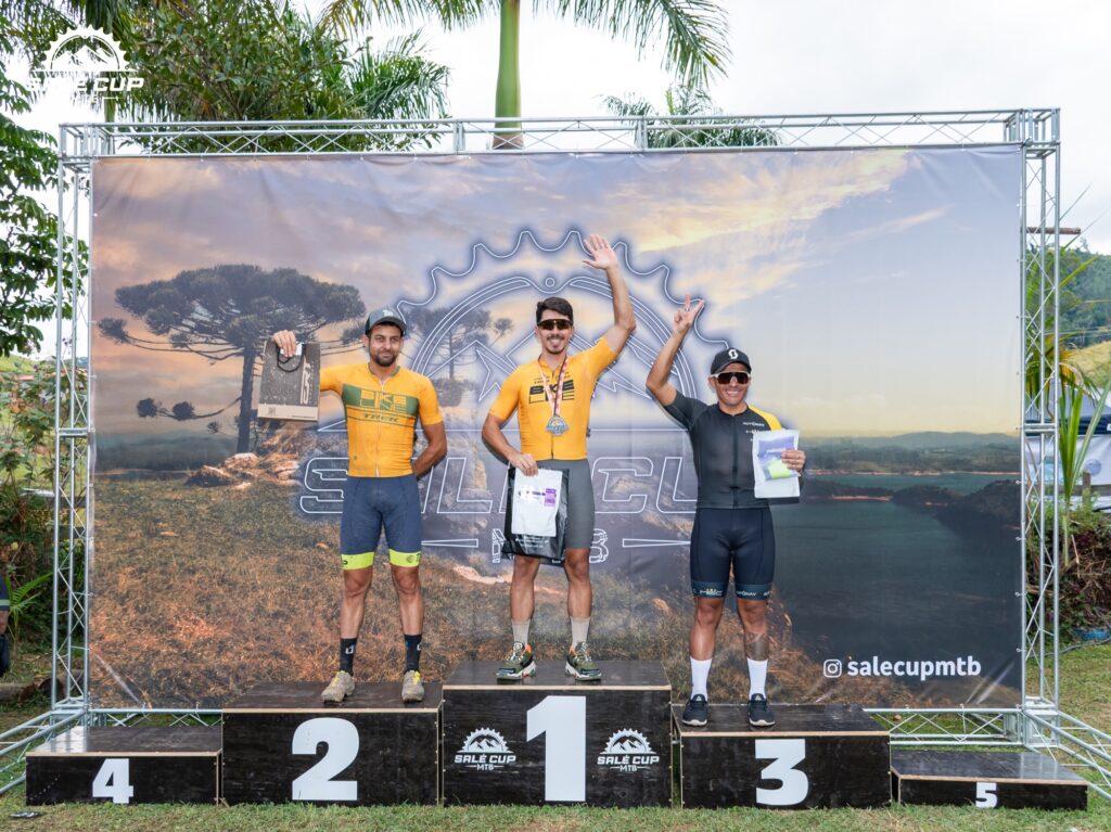 Atletas e participantes da Salé Cup MTB 2026 em Salesópolis.