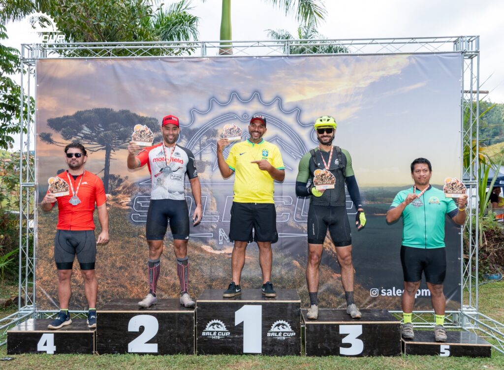 Atletas e participantes da Salé Cup MTB 2026 em Salesópolis.