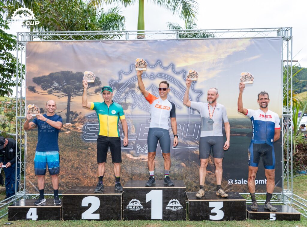 Atletas e participantes da Salé Cup MTB 2026 em Salesópolis.