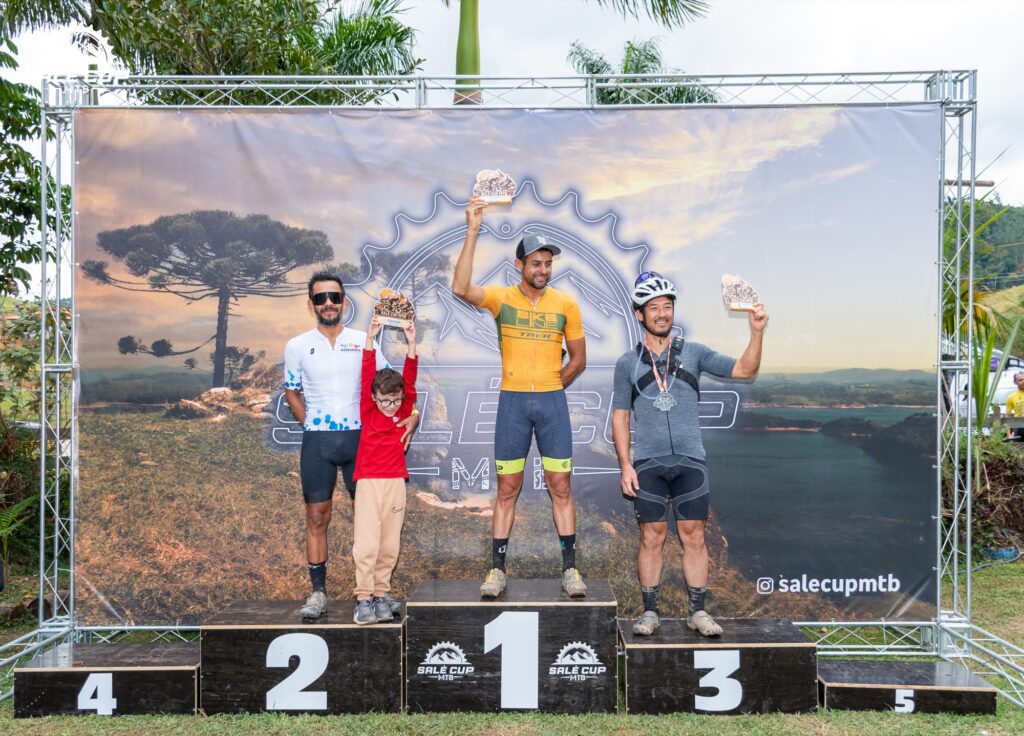Atletas e participantes da Salé Cup MTB 2026 em Salesópolis.