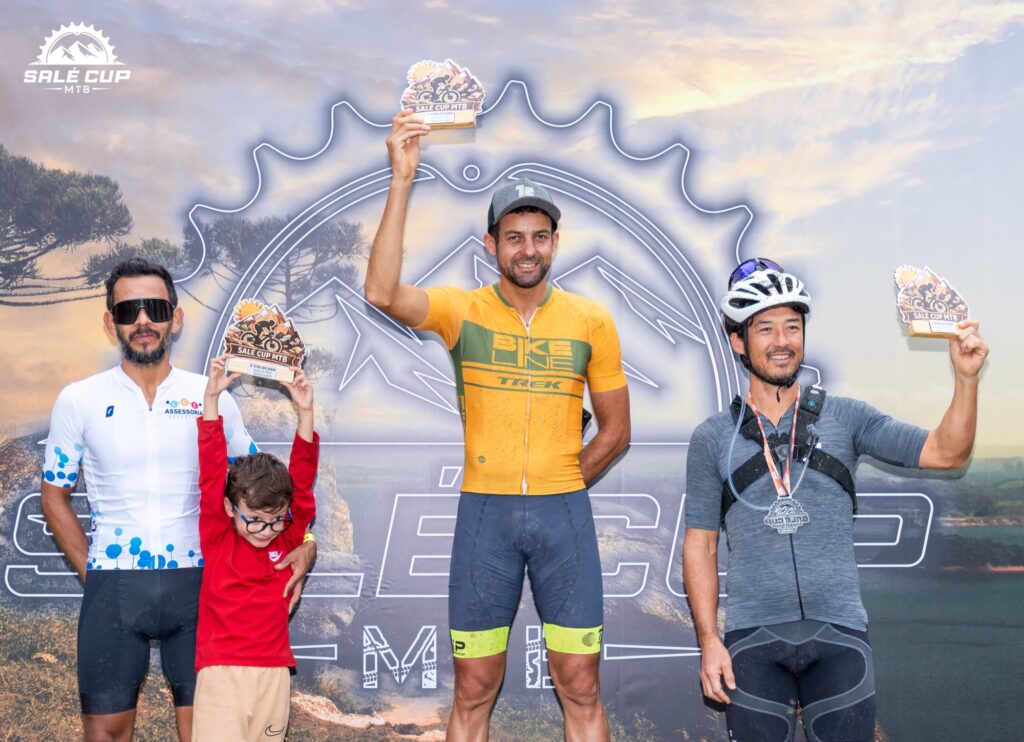 Atletas e participantes da Salé Cup MTB 2026 em Salesópolis.