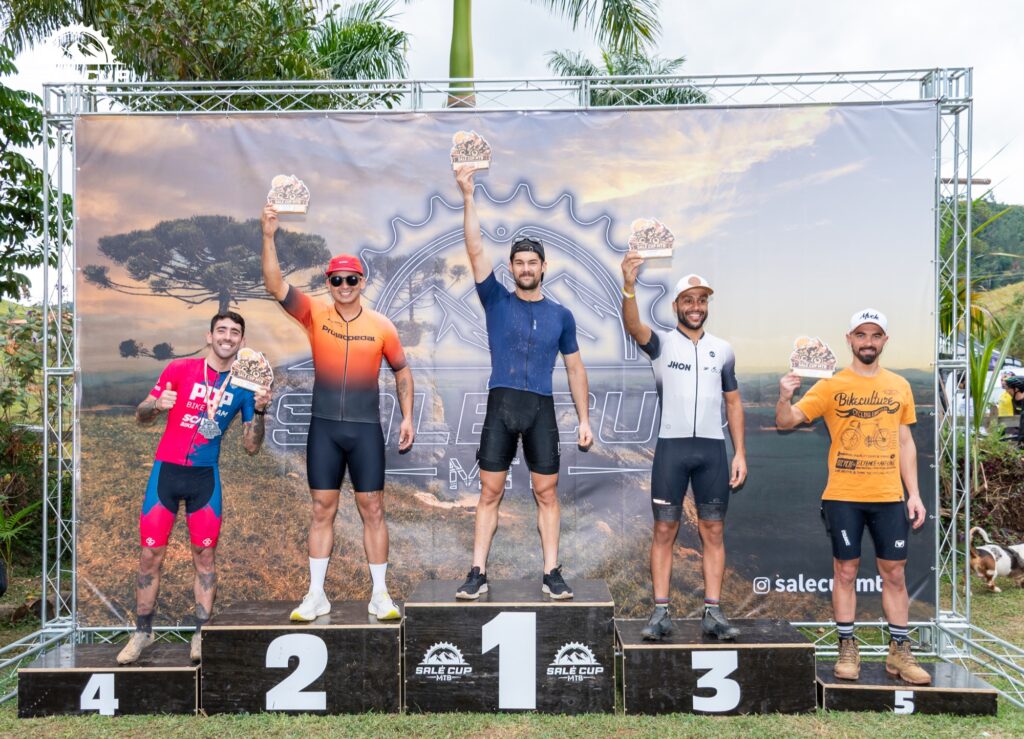 Atletas e participantes da Salé Cup MTB 2026 em Salesópolis.