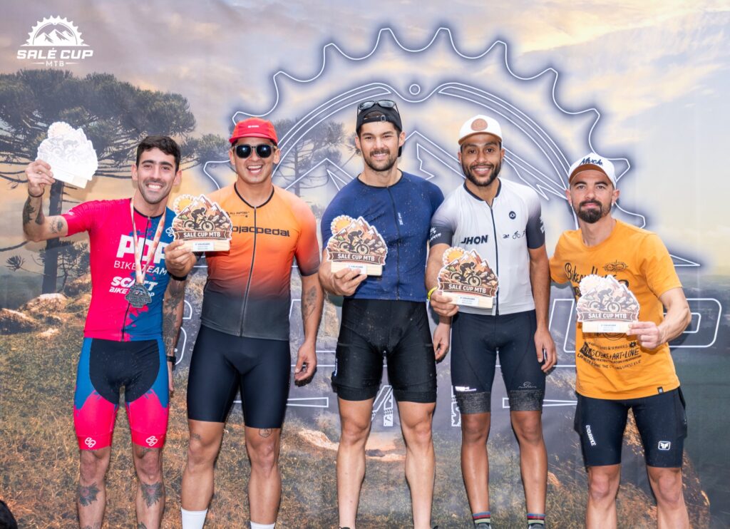 Atletas e participantes da Salé Cup MTB 2026 em Salesópolis.
