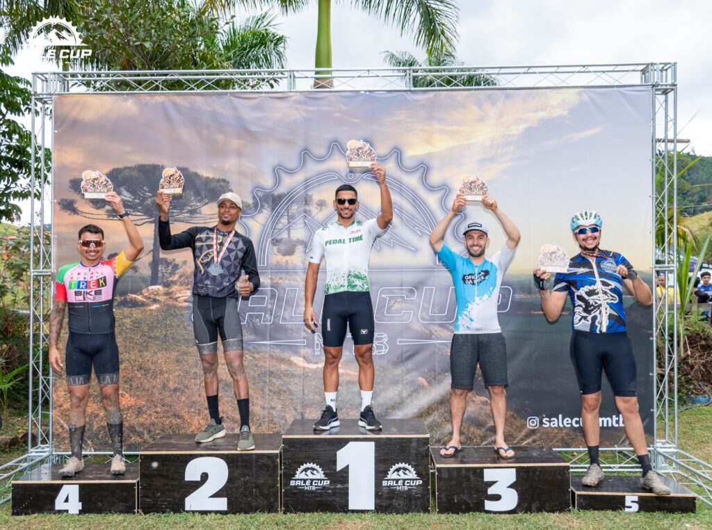 Atletas e participantes da Salé Cup MTB 2026 em Salesópolis.